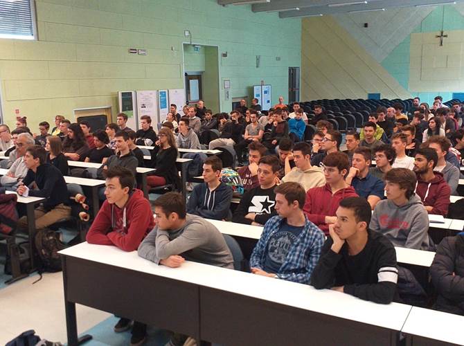 Esperienze coop di alternanza scuola-lavoro Presentate le attività intraprese dagli studenti dell’Istituto tecnico Buonarroti-Pozzo di Trento in collegamento con cooperative trentine “di grandi”. Stabilite forti connessioni  con il territorio e il mondo del lavoro. Il team del progetto #VideoTag ha ideato e prodotto per l’Apt Valsugana un software per la ricerca e l’archiviazione di filmati