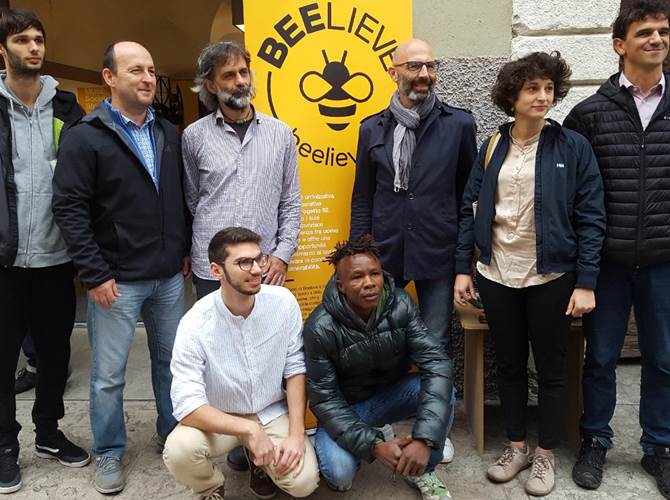 Fenomeno “Neet”, un marchio per i prodotti realizzati dai giovani con fragilità educative Saranno marchiati ‘Beelieve’ i prodotti realizzati da giovani in difficoltà seguiti dalla cooperativa sociale Progetto 92 in stretta collaborazione con il Muse: casette per fornire un riparo a varie specie di uccelli, mangiatoie, arnie per le api, hotel per insetti, orti mobili, casette per pipistrelli (‘Golosissimi di zanzare’, ha ricordato il direttore del Muse), vasi per il giardinaggio. Obiettivo del progetto: facilitare l’inserimento dei ragazzi nel mondo del lavoro e la loro inclusione sociale.