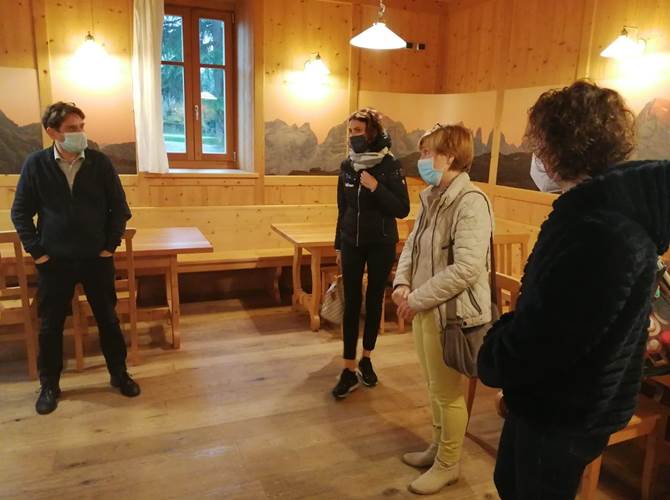 Terzolas, da domenica via alla co-residenzialità nell’ex convento dei frati Giovanni, Eugenio e Mario. Sono i nomi dei primi tre ospiti che, a partire da domenica primo novembre, abiteranno gli spazi di Dimora Frate Sole, nell’ex convento dei cappuccini di Terzolas. Il progetto di co-residenzialità gestito dalla cooperativa sociale Il Sole è stato presentato all’assessore provinciale alla salute, politiche sociali, disabilità e famiglia Stefania Segnana, accompagnata in Val di Sole dal dirigente generale Giancarlo Ruscitti. “Si tratta di un progetto innovativo, condiviso dalla Provincia, che guarda al benessere degli anziani e dei loro familiari. Oltre un terzo dei nuclei familiari in Trentino è composto da una sola persona ed è dunque fondamentale proporre alle persone con una parziale autosufficienza soluzioni come questa, affinché si consenta loro di conciliare autonomia e socializzazione” sono state le parole dell’esponente dell’esecutivo.