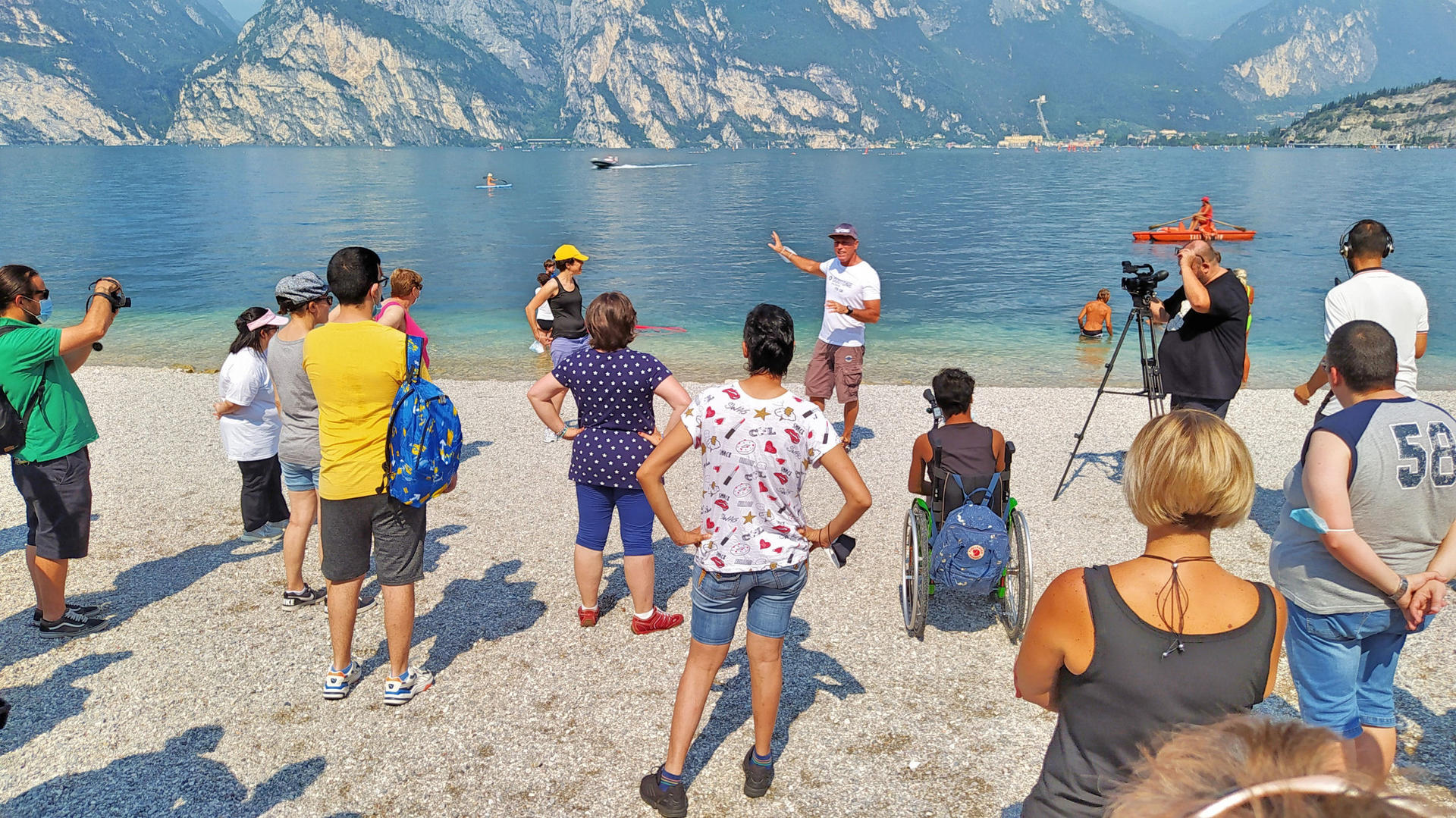 La giornata di avvicinamento alla tavola a vela ha coinvolto alla Conca d'Oro di Torbole una ventina di utenti delle due realtà. Titolo dell'evento: &quot;Lo sport che unisce&quot;. Per Marco Aggravi, volontario e istruttore: &quot;I ragazzi non mollano mai, hanno una forte volontà di mettersi alla prova, di superare gli ostacoli. Abbiamo tanto da imparare da loro”.