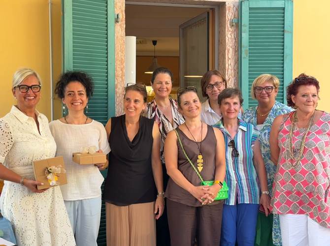 Alessandra Campedelli con il direttivo Associazione Donne in Cooperazione