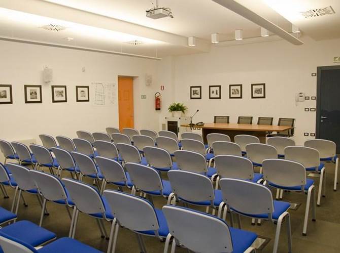 Corso facilitatori dell'area sordità della coop Abc irifor Il percorso formativo è finalizzato alla formazione di operatori che saranno assegnati alle diverse istituzioni scolastiche per assistere nella comunicazione e nella didattica gli studenti con disabilità uditiva. I contenuti  e il calendario delle lezioni saranno presentati in occasione di un incontro informativo che si terrà lunedì 25 febbraio.