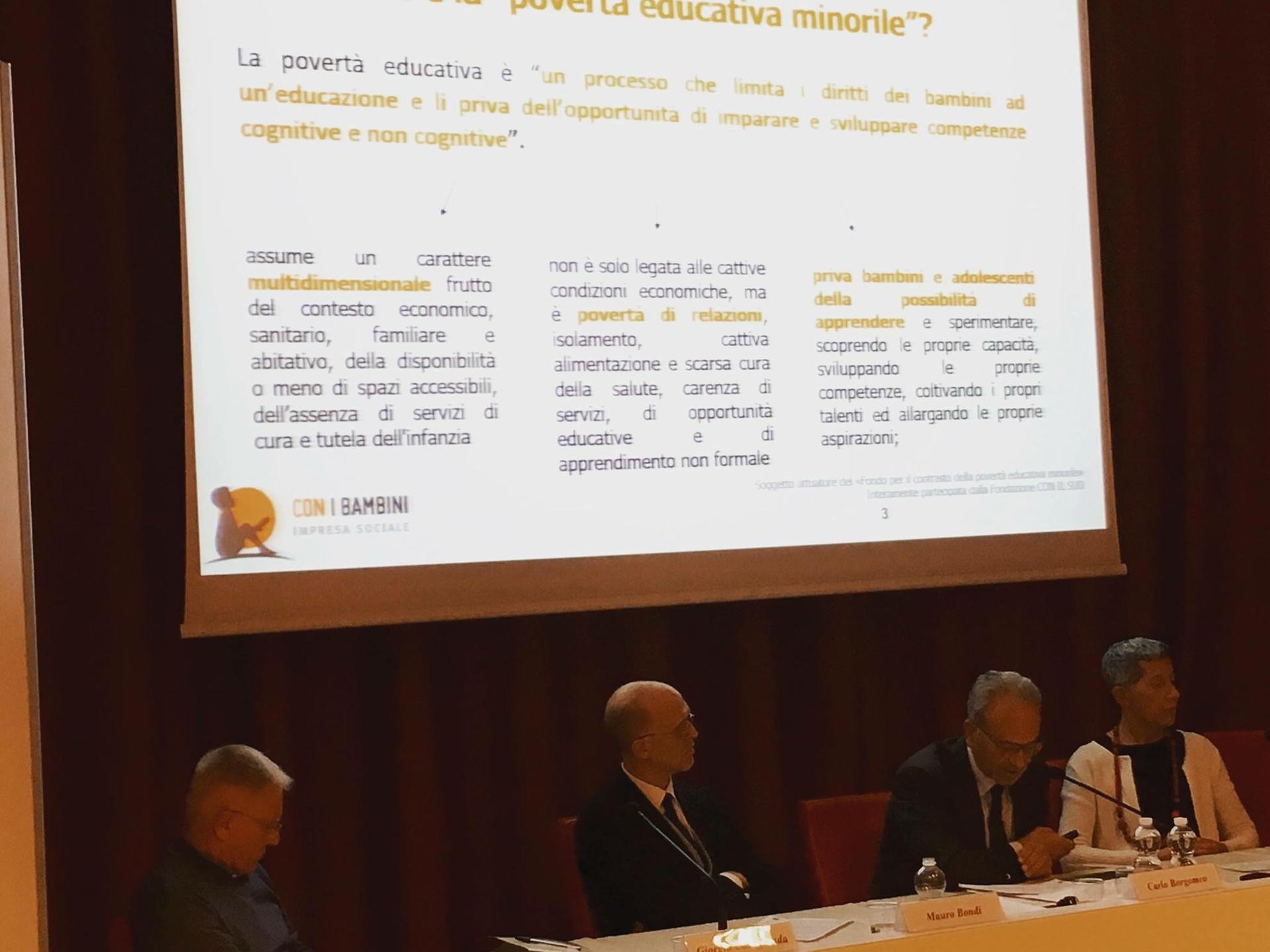 Alla presentazione ufficiale del progetto #Fuoricentro: coltiviamo le periferie, il richiamo all’attenzione al tema della povertà educativa, spesso troppo poco considerato, da parte del prof. Carlo Borgomeo presidente dell’impresa sociale Con i Bambini. E proprio il contrasto alla povertà educativa è l’obiettivo di fondo del progetto che coinvolgerà per tre anni 30 realtà del territorio trentino nelle Comunità del Comun General de Fascia, della Valsugana e Tesino e della Paganella.