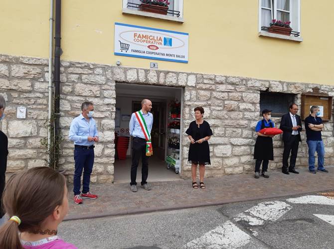 Famiglia Cooperativa Monte Baldo: nuovo punto vendita nella località di Cornè  Taglio del nastro per il punto vendita della Famiglia Cooperativa Monte Baldo a servizio della comunità di Cornè.