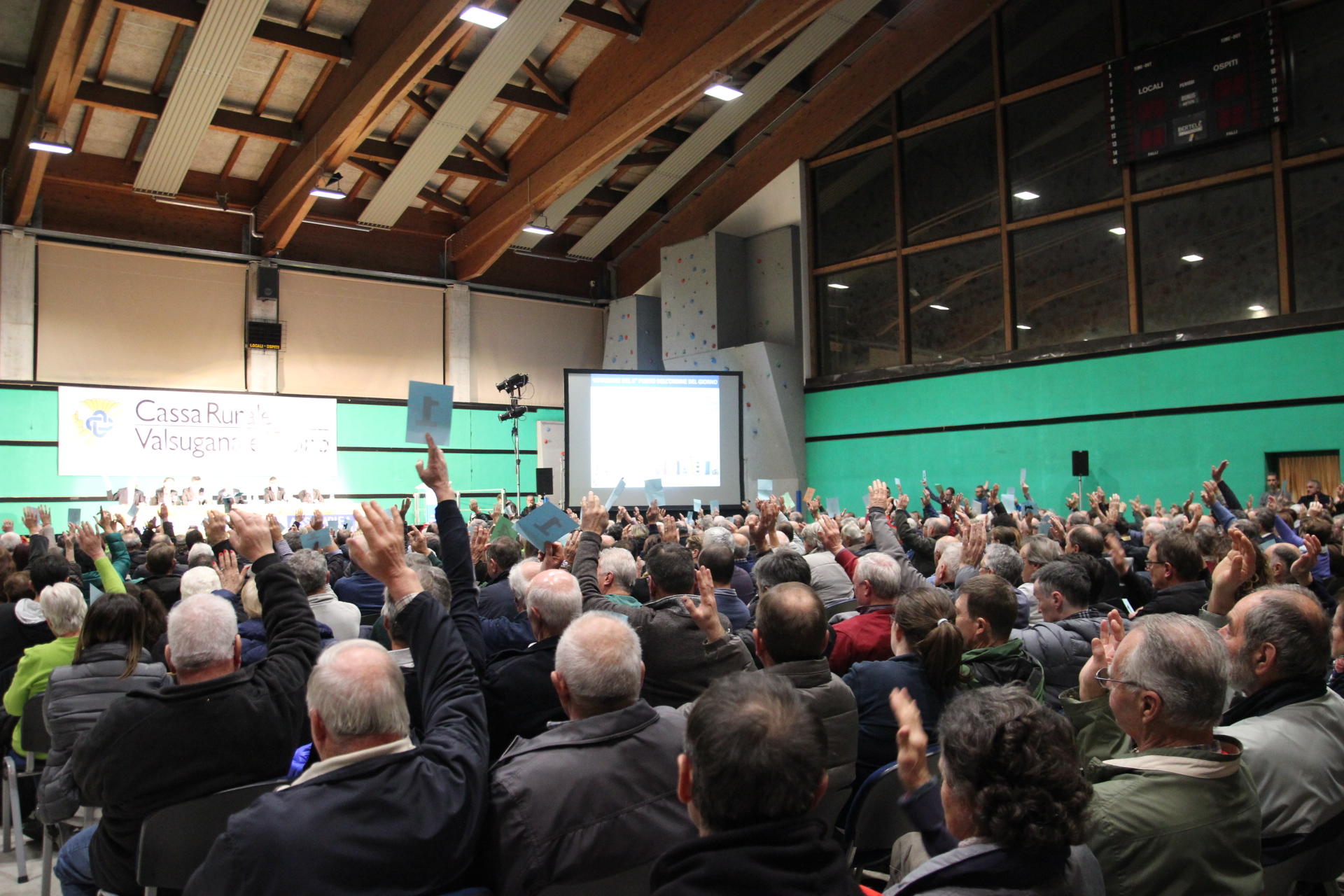 I soci della Cassa Rurale Valsugana e Tesino, riuniti oggi a Borgo Valsugana in assemblea straordinaria, hanno votato le modifiche statutarie necessarie per formalizzare l’adesione a Cassa Centrale Banca.