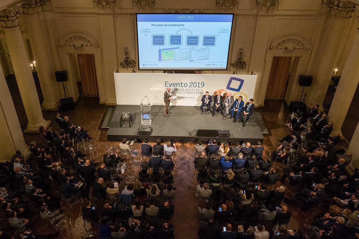 Presentate nel corso del meeting nazionale di Bologna, le novità riguardanti l’offerta di risparmio gestito e bancassicurazione. La raccolta indiretta, ad oggi, registra un significativo incremento dei flussi con 3,3 miliardi di Euro per il fondo NEF e 6 miliardi di Euro per le Gestioni Patrimoniali. I Piani di Accumulo sono 375 mila. In crescita anche il segmento etico con una raccolta di circa 600 milioni di Euro. Assicura raggiunge 3,4 miliardi di Euro di masse gestite.