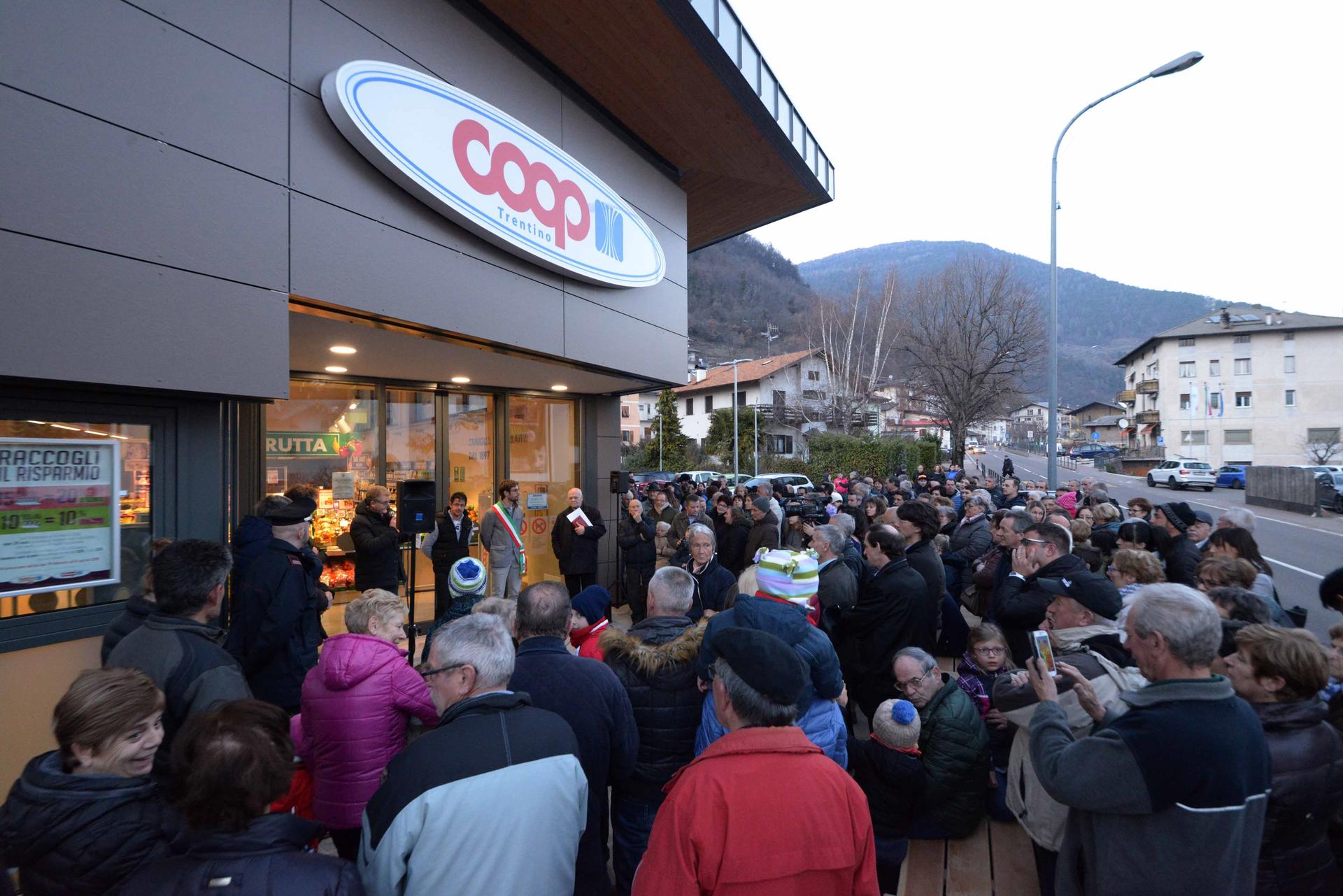 Taglio del nastro del negozio “Coop Trentino” della Famiglia Cooperativa Valle di Cembra. Superficie superiore a 400 metri e ricca offerta commerciale indirizzata a soci e clienti tra gli elementi distintivi del punto vendita collocato sulla via principale della località. Oggi l’apertura. Ieri l’inaugurazione.