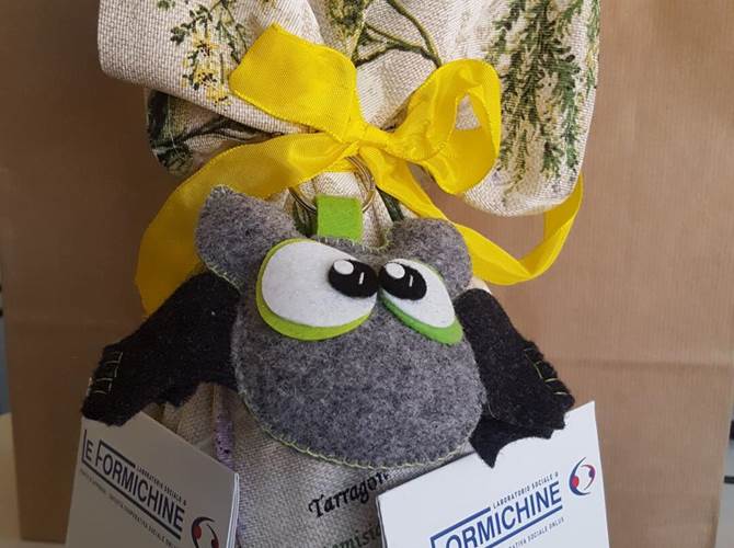 Pasqua 2021 con le “Uova solidali” de “Le Formichine”  Le festività pasquali sono quasi prossime. Un’idea per fare un omaggio arriva dal laboratorio “Le Formichine” della cooperativa sociale Punto d’Approdo di Rovereto.