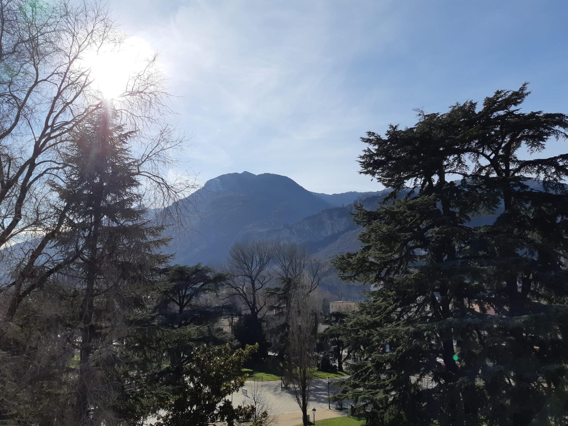 Le previsioni di Meteotrentino dicono che le temperature sono in aumento specie in quota. Martedì 16 febbraio e dopodomani, mercoledì 17 febbraio, si prevede tempo soleggiato con temporanee velature e temperature in aumento.