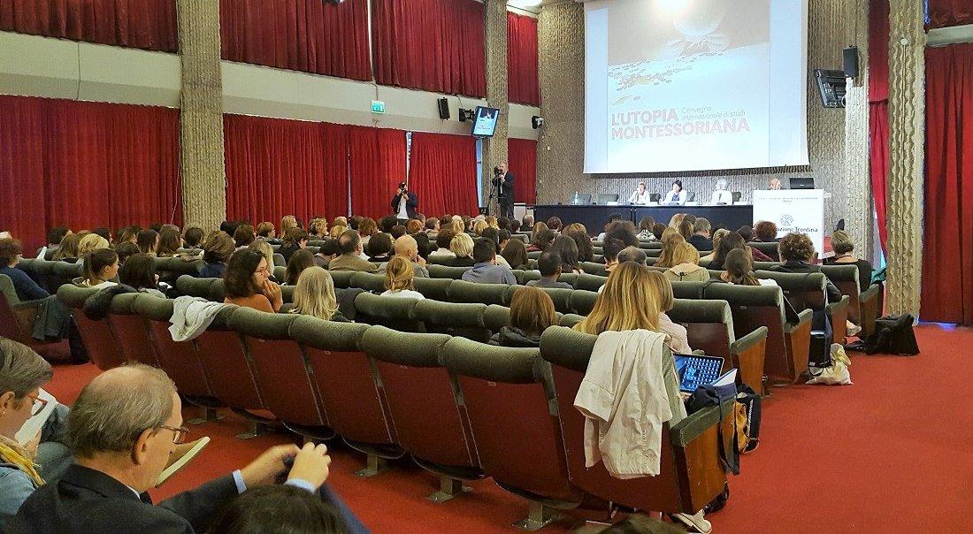 La cooperativa, con sede a Trento, gestisce sul territorio della provincia 24 asili nido frequentati da più di 1000 bambini. Oltre 320 le persone occupate, prevalentemente donne. Il programma della due giorni di studio prevede gli interventi di autorevoli docenti, formatori e scrittori, provenienti anche da università straniere. Stimolanti i laboratori della seconda giornata (sabato), su ambiente, musica, gioco, narrazione.Sandra Dodi, presidente di Città Futura: “Dedichiamo questo convegno anche all’ ‘altra infanzia’: quelle numerose vite infantili a cui è stato tolto ogni diritto ed ogni possibilità di crescita e che hanno chiuso la loro esistenza nel mare nostrum, nel Mediterraneo&quot;.