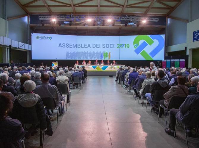 Affollato appuntamento assembleare, nel tardo pomeriggio di sabato 18 maggio a Cles, per l’assemblea ordinaria dei Soci della Cassa Rurale Val di Non. Presenti 1.651 Soci, più 28 deleghe, per un totale di 1.679 votanti.