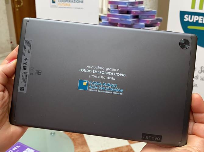 Un sostegno alle scuole per la DAD dalla Cassa Rurale Alta Valsugana  Cerimonia per la donazione dei tablet ai Dirigenti scolastici.