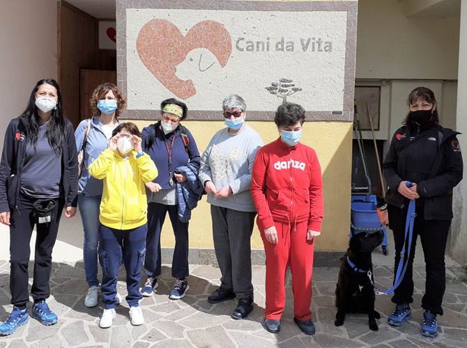 Cooperativa Guardini, progetto di pet therapy nel ricordo di Enza  Coinvolti, a rotazione, piccoli gruppi di utenti sia in percorsi con i cani che con gli asini. L'intervento è realizzato in collaborazione con la cooperativa sociale “LavForLife - Cani da Vita” di San Vito di Pergine. È provato che stare a contatto con gli animali migliora il benessere delle persone.