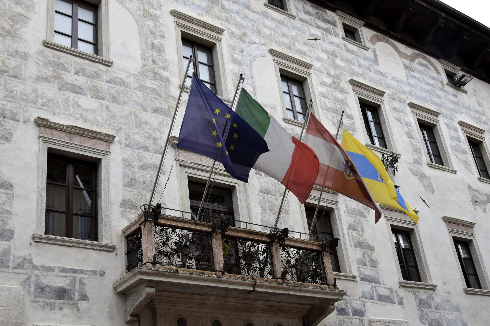 L'ingresso a Trento della carovana in rosa, proveniente da Civezzano, è previsto fra  le 13.57 e le 14.08. Su tutto il tracciato di gara vietata la sosta (con rimozione).