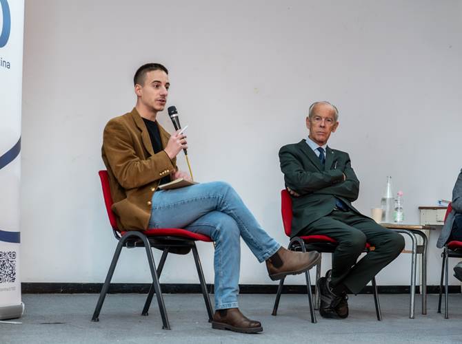 L'incontro al teatro parrocchiale di Fiavé (Foto di Luca Chisté, concesse da ilT quotidiano)