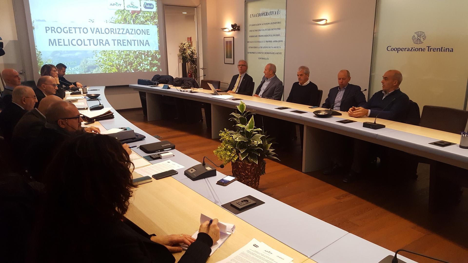 Questa mattina in conferenza stampa i due produttori hanno illustrato il biennio di lavoro svolto. Obiettivo comune valorizzare il territorio e aprire nuove possibilità di collaborazione con altre realtà produttive trentine. Senza mai perdere di vista l’importanza di massimizzare il reddito per ettaro di tutti i soci rispetto al mercato di riferimento, rendendolo sostenibile nel medio periodo.