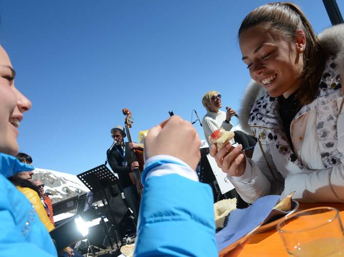 Dolomiti Food Jazz Dal 10 al 17 marzo 2018, la nuova rassegna enogastronomica che accompagna il 21° Dolomiti Ski Jazz scatena deliziose performance nei rifugi e nei ristoranti della Val di Fiemme, fra melodie di formaggi, vini e birra km zero.