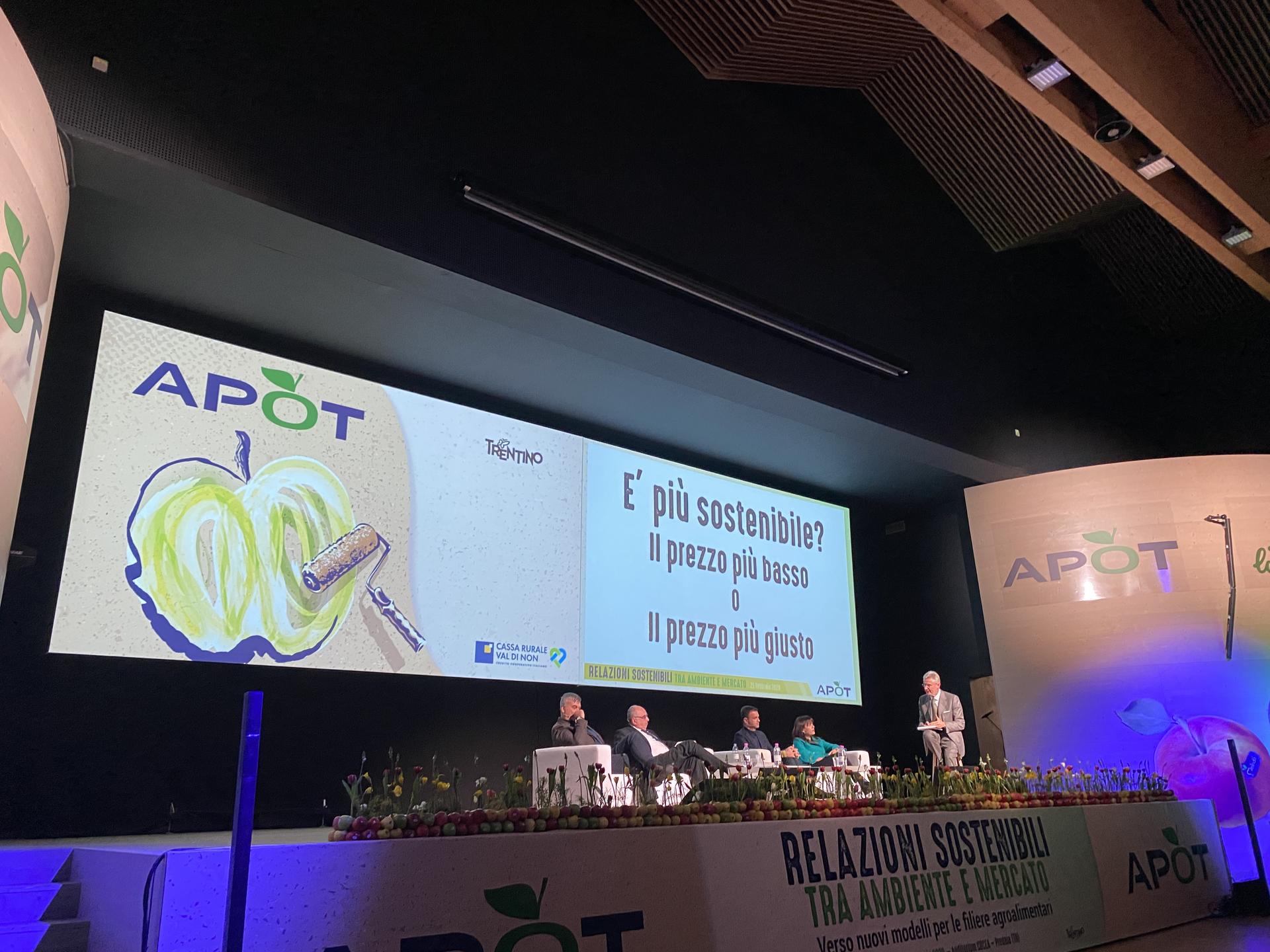 A Taio di Predaia l’annuale convegno di Apot ha presentato dati in miglioramento nell’impiego di agrofarmaci, e cresce anche la produzione biologica.Nella tavola rotonda con i big della produzione (Confcooperative e Coldiretti) e grande distribuzione cooperativa (Coop e Conad) evidenziata la necessità di regolare i prezzi in base all’equità, per una agricoltura di qualità che rispetti tutte le componenti della filiera, a partire dai produttori.