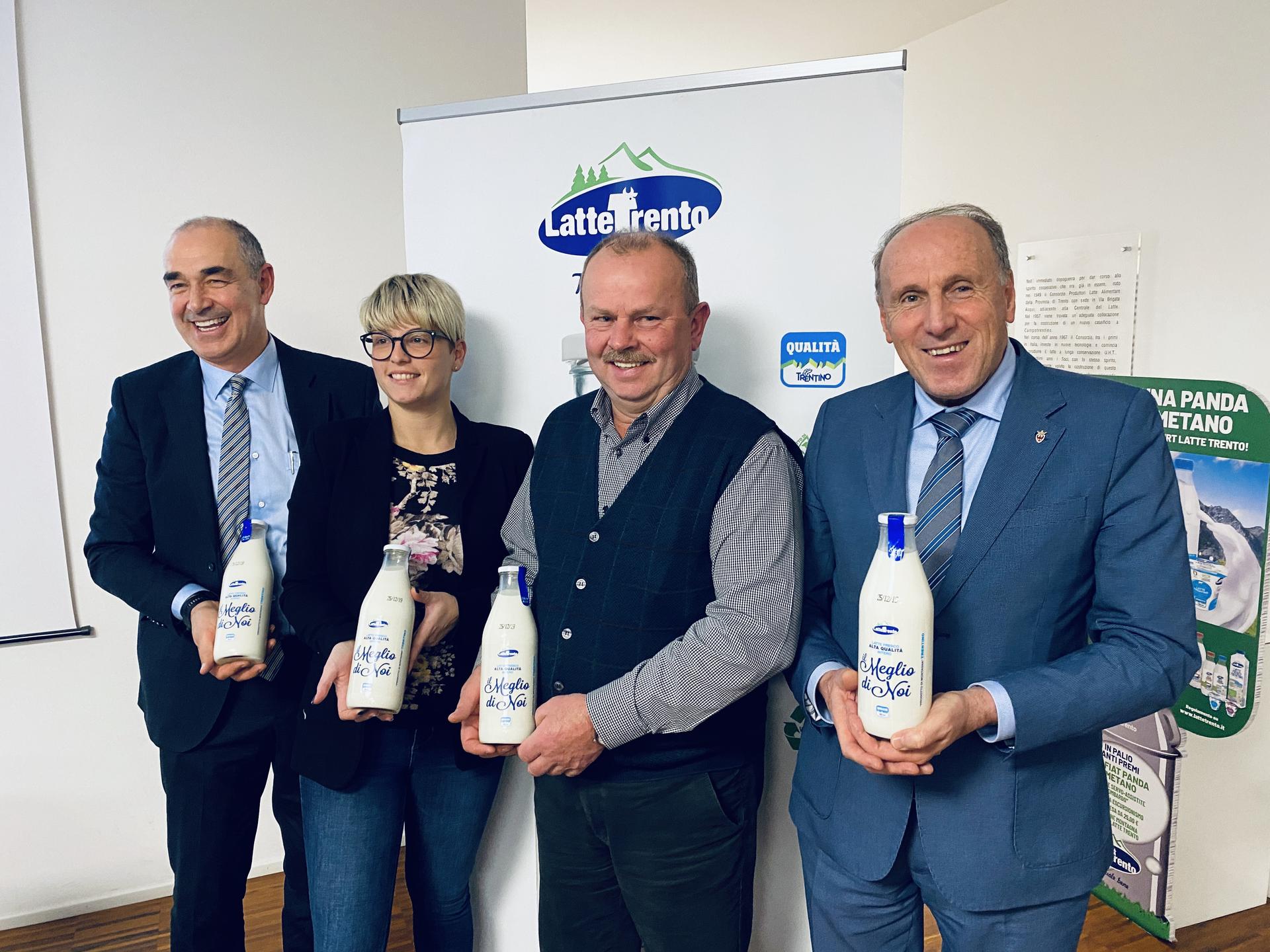 Oggi la presentazione delle nuove confezioni nello stabilimento di Latte Trento alla presenza degli assessori provinciali all’agricoltura Giulia Zanotelli e all'ambiente Mario Tonina.Il direttore Sergio Paoli: il latte alta qualità di montagna in confezione di vetro è la nostra massima espressione di eccellenza. Contiamo di produrne un milione di bottiglie su 30 totali.Stamani intanto si è svolta nella sede di Spini di Gardolo la  premiazione del concorso per i consumatori, che ha raccolto più di diecimila schede: ai vincitori una Fiat Panda a metano, biciclette elettriche ed altri premi.