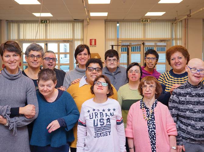 La coop Amalia Guardini ha 40 anni L'atto costitutivo risale al 18 aprile del 1980. Sono 45 oggi gli utenti della cooperativa che frequentano i laboratori di assemblaggio e creativi di via Pasqui a Rovereto e partecipano alle diverse attività educative e finalizzate all’integrazione. Il lavoro è coordinato da 15 tra educatori ed operatori, supportati da una sessantina di volontari.