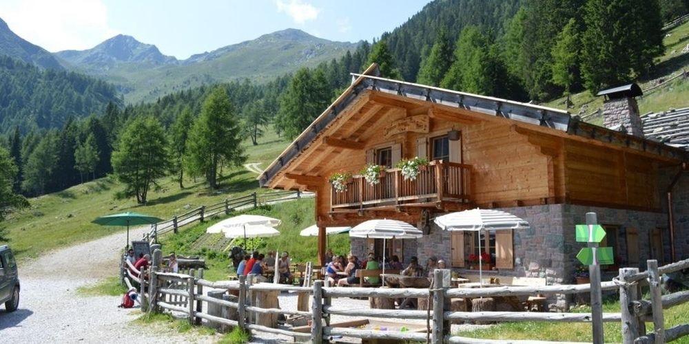 Dopo la Malga di Revò e Malga San Felice, che sono aperte tutti i giorni, e la Malga di Cloz, che apre nei fine settimana già dal 16 maggio (dal 7 giugno aprirà tutti i giorni), altre strutture di montagna della Val di Non si apprestano a riaprire i battenti.