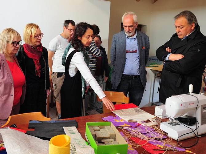 Cooperative sociali: porte aperte ai candidati per parlare di welfare e lavoro  È iniziata oggi la seconda edizione di “Impresa sociale al cubo”, l’iniziativa culturale promossa dal consorzio Consolida e dalle 50 cooperative associate per parlare di welfare e lavoro per l’inclusione sociale. La prima giornata è stata caratterizzata dalle visite ad alcuni dei servizi educativi, di cura e assistenza e di inclusione lavorativa delle cooperative sociali, che sul territorio provinciale raggiungono 18 mila utenti ogni anno, coinvolgono 1.200 volontari e danno lavoro a 4.400 persone, di cui 1.800 in condizioni di fragilità o svantaggio sociale. Il prossimo appuntamento è il 13 ottobre con l’incontro in cui saranno presentate le proposte delle 50 cooperative sociali per la costruzione di un welfare capace di rispondere ai nuovi e crescenti bisogni delle comunità.