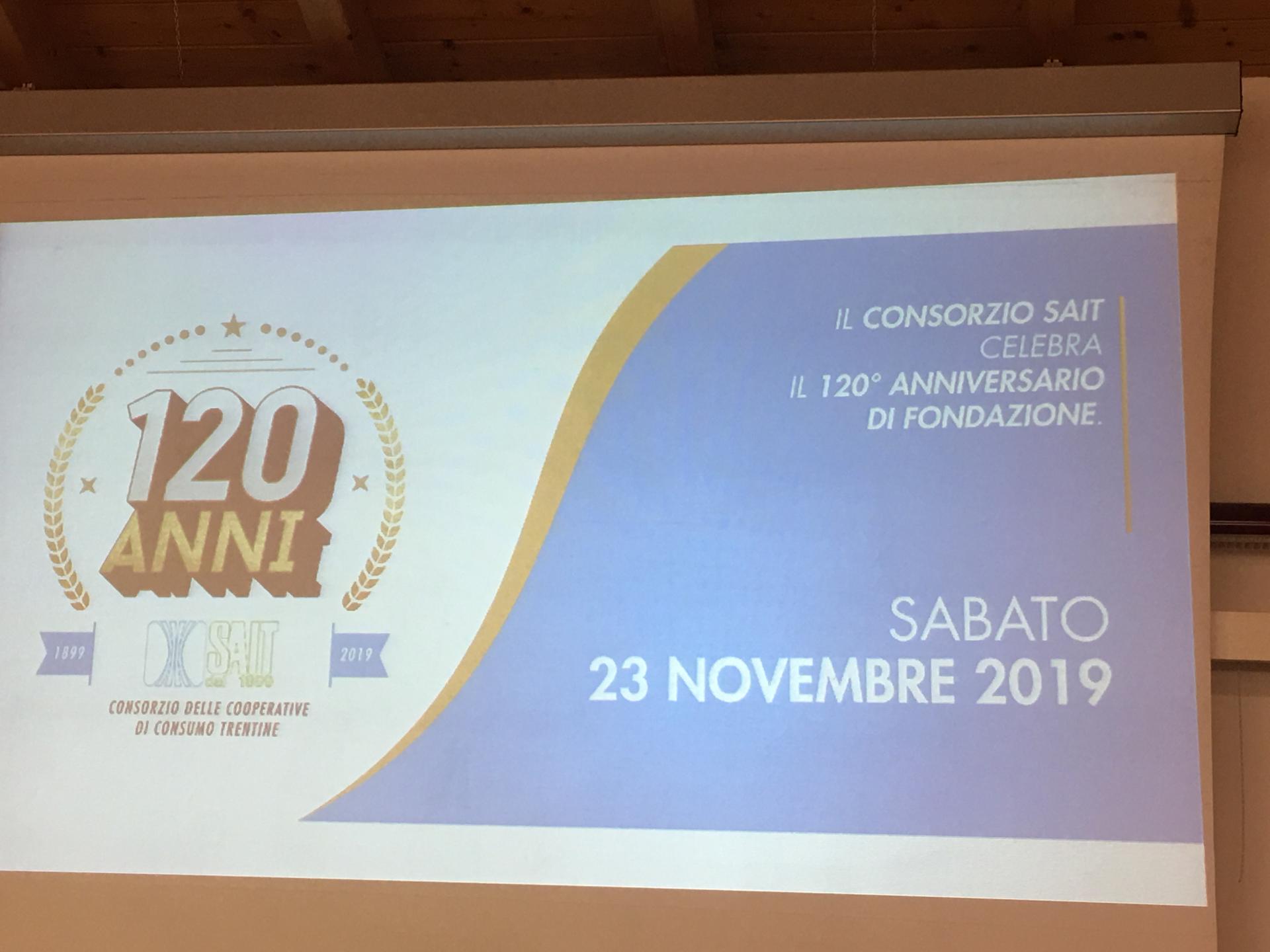 Le iniziative per celebrare i 120 anni di Sait sono iniziate oggi a Romeno, con un omaggio al fondatore, l’ing. Emanuele Lanzerotti, che ha visto la partecipazione della nipote Mariagrazia Sironi e dello storico Renzo Tommasi.Tra storia e ricordi familiari, il ritratto di uno dei padri nobili della cooperazione trentina, “geniale e battagliero”, con sterminati interessi in vari campi e un unico obiettivo: promuovere la “cooperazione integrale” come modello di benessere, di rinascita materiale e morale del popolo per il popolo.Roberto Simoni (Sait): le sue innovazioni sono valide ancora oggi. Marina Mattarei (Cooperazione Trentina): ha osato coltivare un sogno, e ci ha messo competenza.