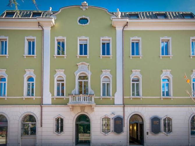 Mediocredito sempre più solido. La Banca si presenta al rinnovo degli Organi Sociali con tutti gli indicatori in miglioramento Nonostante la crisi pandemica, Mediocredito ha proseguito la propria attività, garantendo il necessario supporto alle imprese per gli investimenti ed i fabbisogni di liquidità, con l’erogazione di 237 milioni di Euro di nuovi finanziamenti, comprensivi anche delle sottoscrizioni di minibond. Ha concesso inoltre ampie e diffuse moratorie e sospensioni di rate, per 55 milioni di Euro complessivi che hanno interessato circa 700 finanziamenti, in parte frutto di norme di legge o di accordi nazionali e provinciali di categoria.
