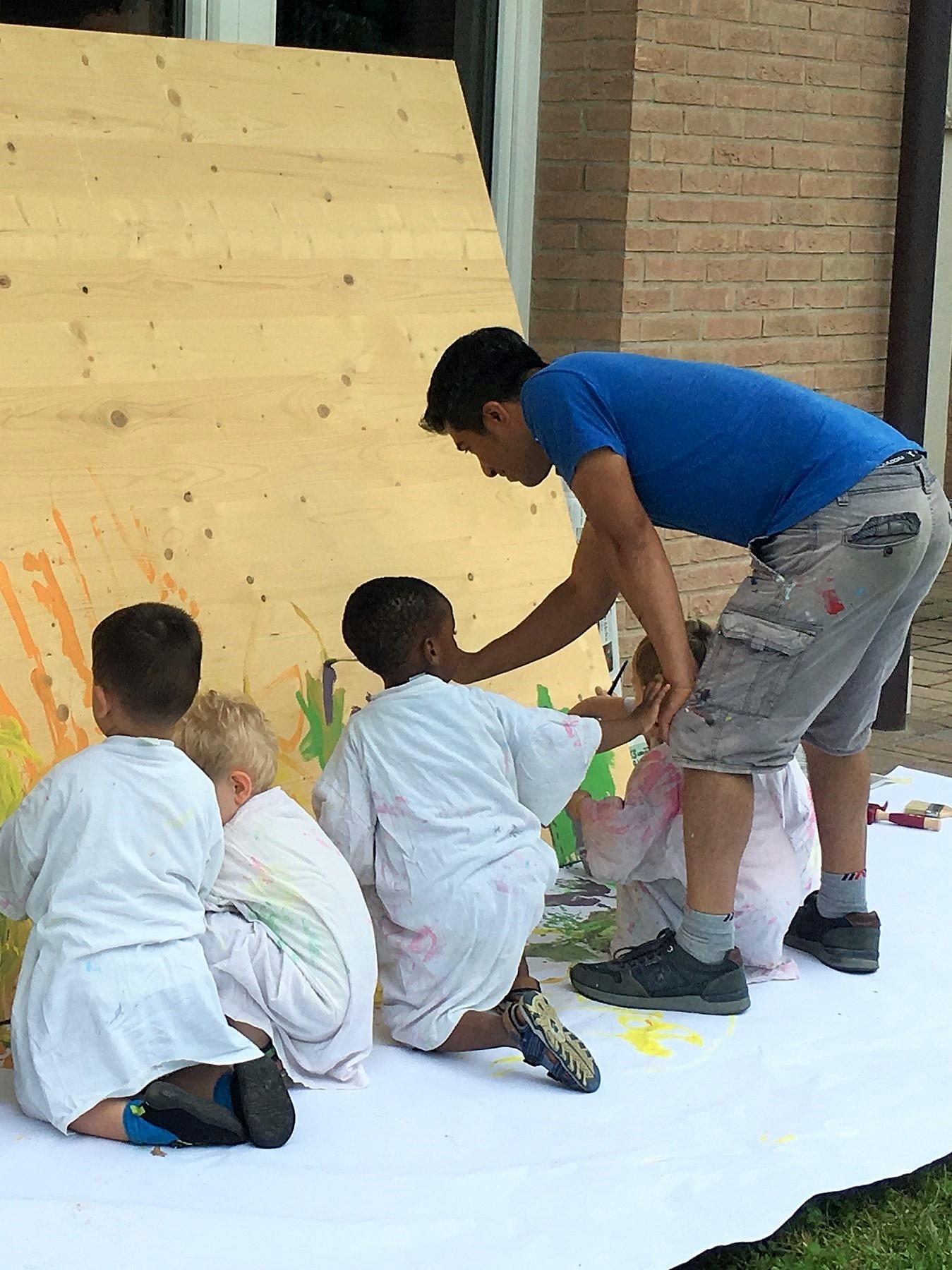 I bambini hanno incontrato Omar Garcia, pittore messicano di fama internazionale, che li ha accompagnati e guidati nella realizzazione di un murales. L'inaugurazione alla presenza dei genitori è in programma il 25 luglio in occasione della festa di fine anno educativo.