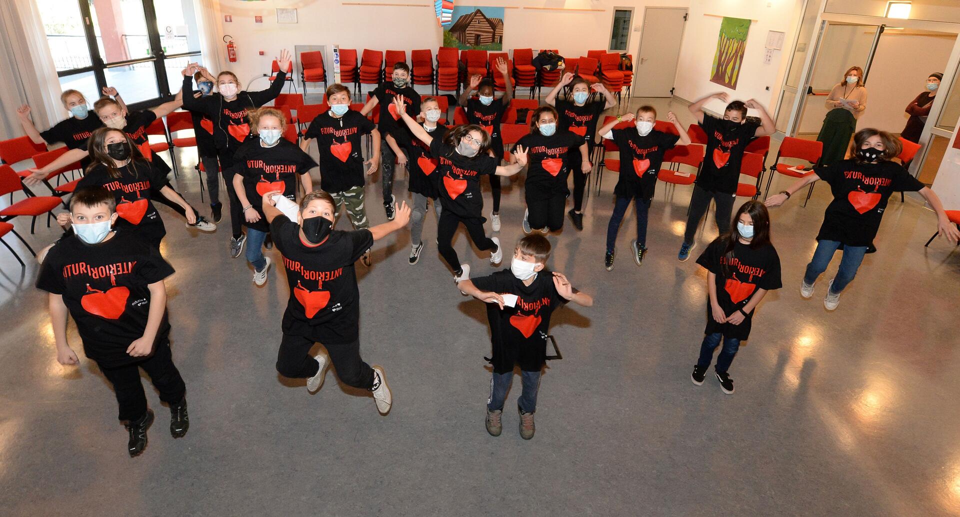 Come stanno vivendo i ragazzi questo presente così complesso? Quali paure ha generato il Covid? Quali desideri ha generato? A raccontarlo i giovanissimi studenti della scuola F. Halbherr di Rovereto che oggi hanno aperto il festival Educa nello slam poetry organizzato dal Festival con Zoopalco e il sostegno delle Casse rurali Trentine.L’assessore all’istruzione Mirko Bisesti: “grazie ragazzi, dai vostri versi traiamo forza nell’impegno a garantire insieme ai vostri insegnanti e alle vostre famiglie che la scuola continui ad essere, anche in questo periodo difficile, un luogo di formazione e pieno di vita”.