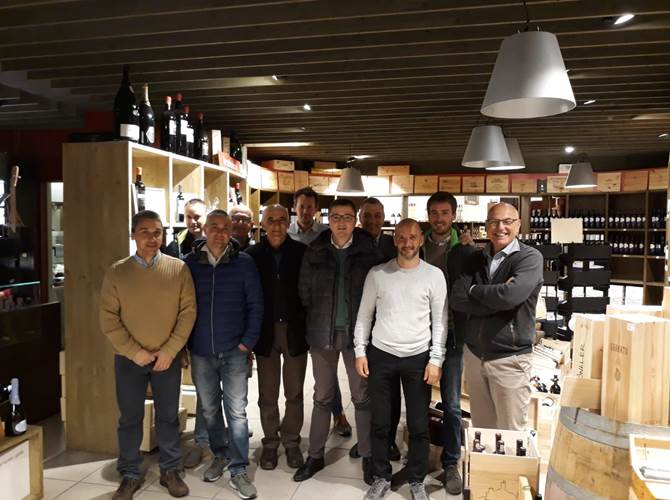 Fugatti in visita alla cooperativa Agraria Riva del Garda Un'azienda cooperativa che è fiore all'occhiello del territorio, attenta all'innovazione tecnologica e rispettosa della tradizione, con la mission di dedicarsi alla cura e al mantenimento del paesaggio, considerato un bene comune da preservare, Agraria Riva del Garda è stata visitata nei giorni scorsi dal presidente della Provincia autonoma di Trento Maurizio Fugatti, che prosegue nel suo intento di conoscere da vicino le realtà produttive locali.