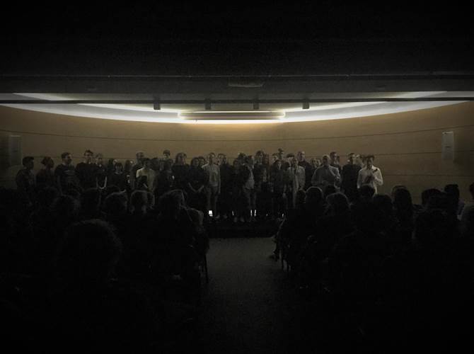 Una sala gremita quella che, presso la sede di AbC IRIFOR del Trentino, ha ospitato martedì 16 aprile il concerto al buio dei ragazzi e delle ragazze del Liceo Musicale Bonporti di Trento.