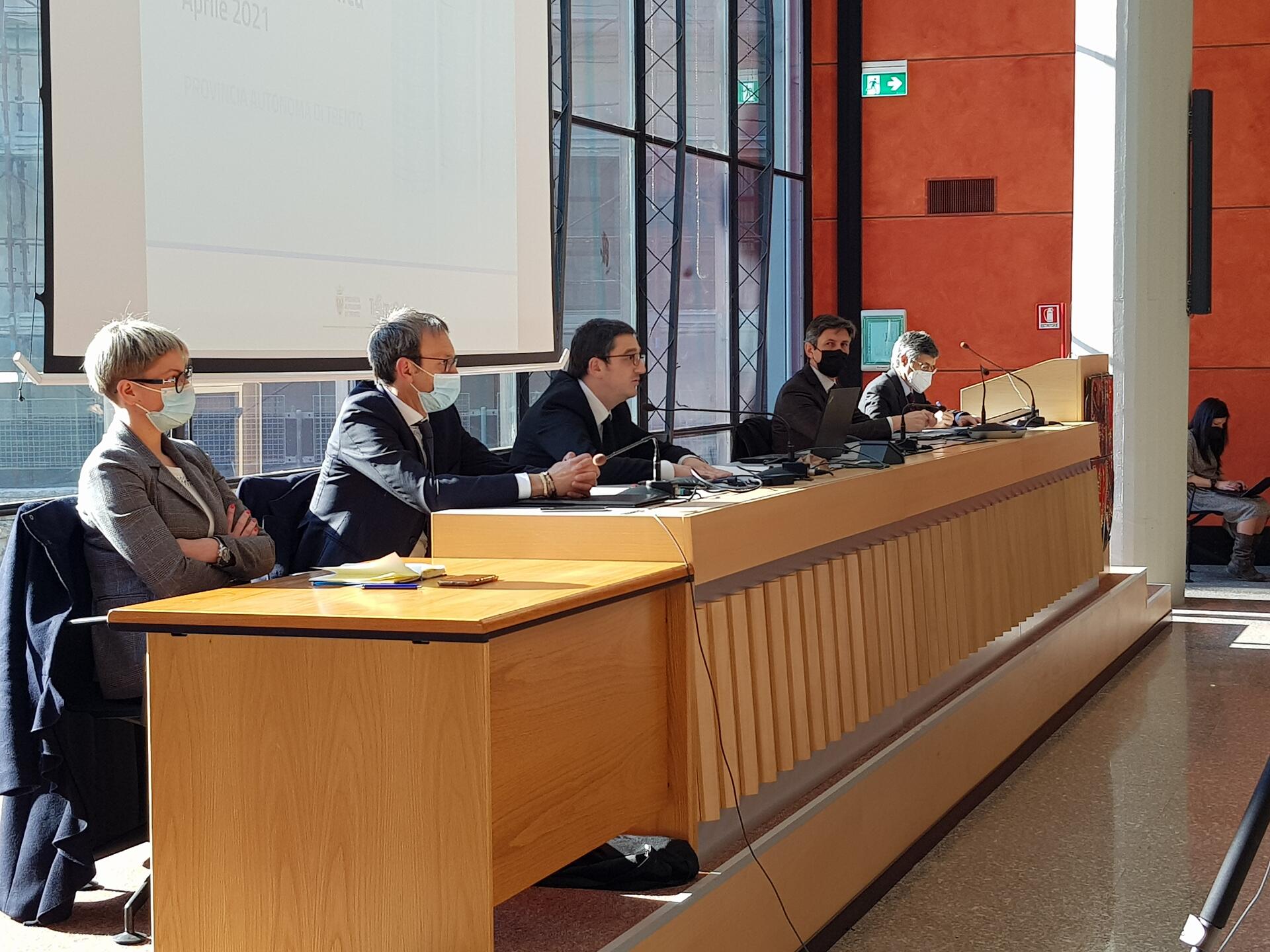 Il Presidente della Provincia Maurizio Fugatti, accompagnato dagli Assessori Achille Spinelli, Roberto Failoni e Giulia Zanotelli - in sala anche il vicepresidente Tonina e l’assessore Bisesti - ha presentato alle categorie economiche e sindacali, la manovra di sostegno all'economia e ai lavoratori che inizierà il proprio percorso legislativo nei prossimi giorni.