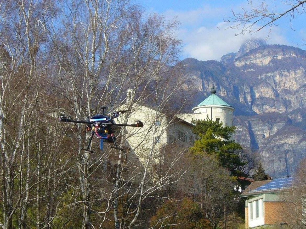 
Giovedì 25 gennaio, alle ore 9, presso la Sala conferenze del Palazzo della Ricerca e Conoscenza della Fondazione Edmund Mach di San Michele all'Adige, è in programma un incontro informativo sull'utilizzo dei droni in agricoltura. 
Negli ultimi due anni la Fondazione Edmund Mach sta lavorando per testare l'introduzione della tecnologia dei droni nella formazione, nella sperimentazione e nella ricerca in agricoltura e con questo incontro verranno presentati i primi risultati ottenuti.