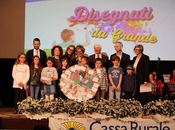Un concorso di disegno, promosso dalla Cassa Rurale Vallagarina per celebrare i 120 anni dalla sua fondazione, ha coinvolto 1.400 bambini e bambine, chiamati a disegnare il loro futuro. Oggi sono stati premiati i lavori scelti dalla giuria