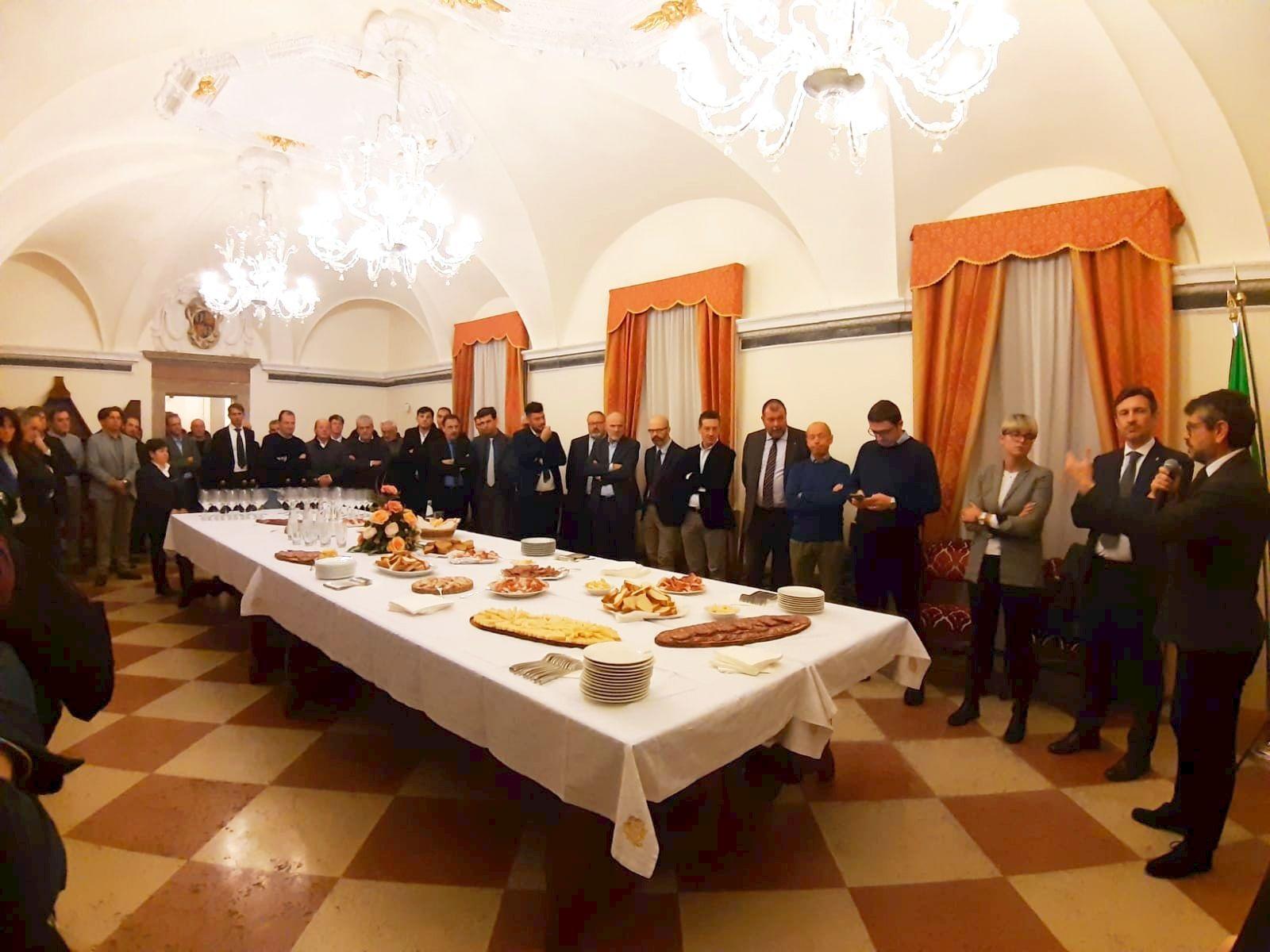 Scambio di auguri natalizi nella sala del capitolo dell’ex monastero agostiniano di San Michele tra la Fondazione Edmund Mach e i rappresentanti del mondo agricolo, alla presenza del presidente della Provincia autonoma di Trento, Maurizio Fugatti, intervenuto con l’assessore provinciale all’agricoltura, Giulia Zanotelli e l’assessore provinciale allo sviluppo economico, ricerca e lavoro, Achille Spinelli. Un momento conviviale, ma anche l’occasione per tracciare un bilancio di fine anno. Con l’attenzione puntata soprattutto sull’impegno condiviso col tavolo cimice. Massiccia la partecipazione, con una cinquantina di rappresentanti del comparto agricolo.