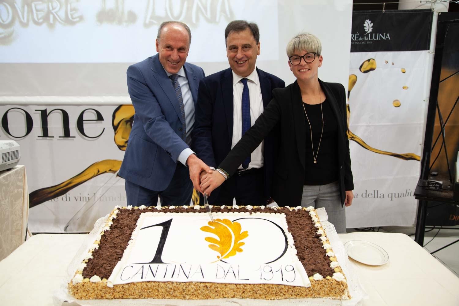 Più di trecento partecipanti, a Roveré della Luna, per il centesimo compleanno della Cantina. Presenti all’evento anche il vicepresidente della Giunta provinciale Mario Tonina e l’assessore all’agricoltura Giulia Zanotelli.