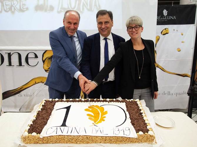 Più di trecento partecipanti, a Roveré della Luna, per il centesimo compleanno della Cantina. Presenti all’evento anche il vicepresidente della Giunta provinciale Mario Tonina e l’assessore all’agricoltura Giulia Zanotelli.