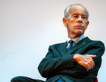 L'incontro al teatro parrocchiale di Fiavé (Foto di Luca Chisté, concesse da ilT quotidiano)