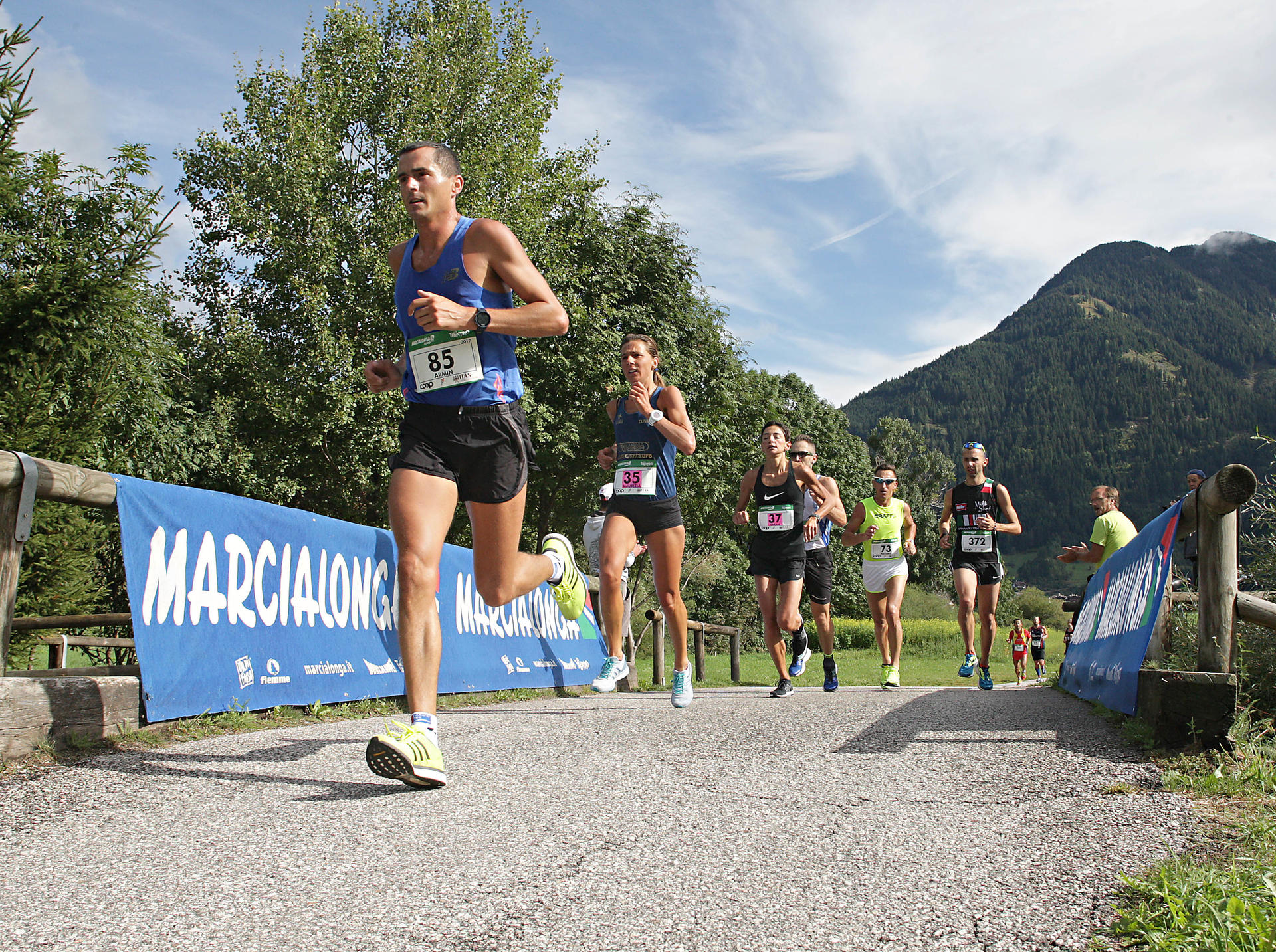 Di Marcialonga ce n’è una sola, anzi no, perché le sfide del comitato trentino sono ben tre e domenica si svilupperà l’ultima del calendario, la podistica Coop per gli amanti della corsa e degli scenari immacolati delle Valli di Fiemme e Fassa, leitmotiv dei marcialonghisti.