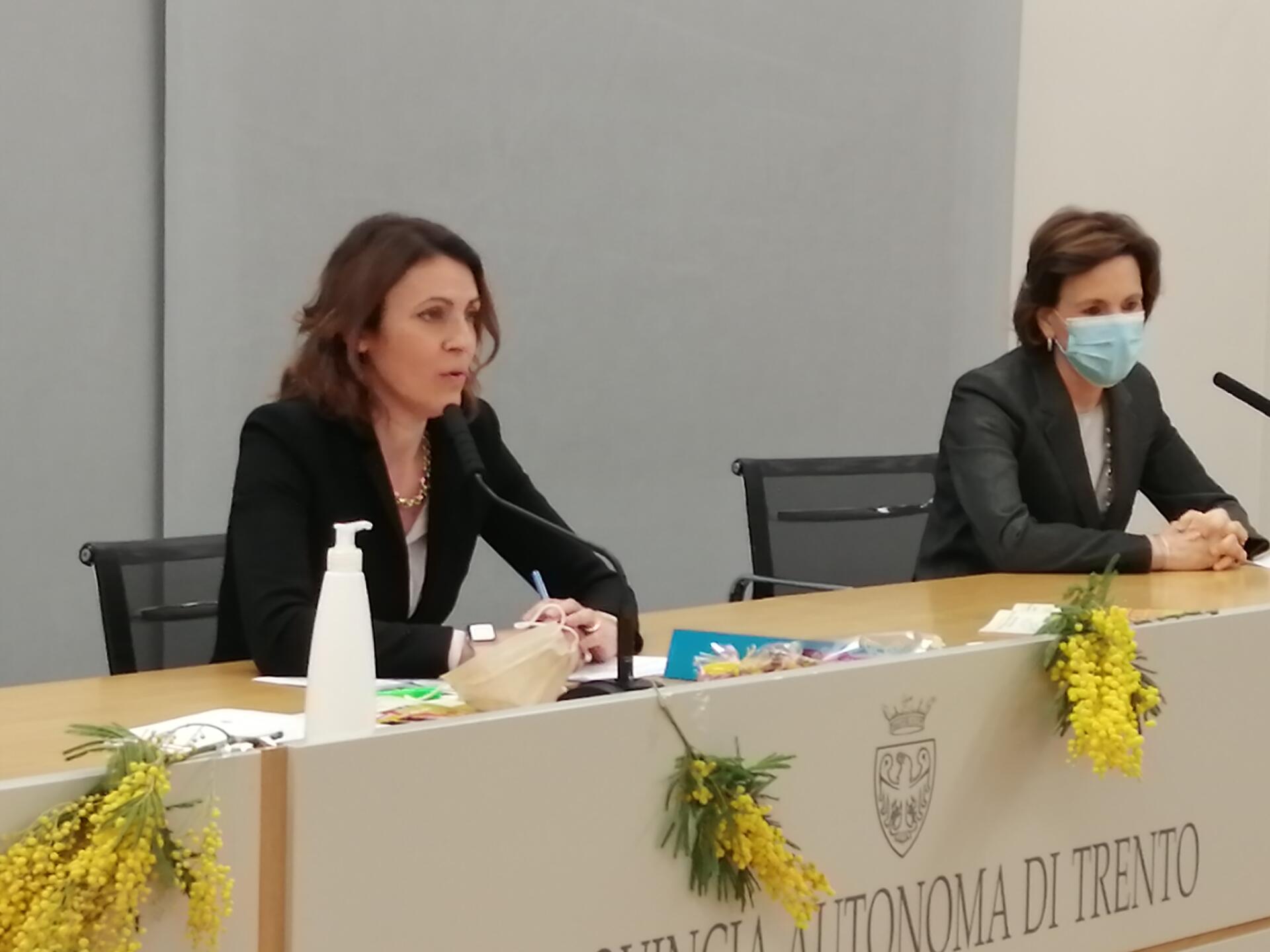 In questo periodo dominato dalla pandemia e quindi orfano di manifestazioni, l'Assessorato provinciale alla salute, politiche sociali, disabilità e famiglia ha voluto riunire i tanti referenti sul territorio per ripercorrere le iniziative e le azioni messe in campo per sostenere le donne. Protagoniste dell'iniziativa anche tante figure femminili in altrettanti brevi camei: i loro volti, le loro azioni che hanno scandito questo anno di emergenza da Coronavirus hanno fatto da sfondo alla conferenza, che ha visto l'assessore Stefania Segnana, affiancata dalla dirigente dell'Umse - Sviluppo rete dei servizi, Miriana Detti, e dal direttore U.O. di igiene e sanità pubblica di Apss Maria Grazia Zuccali e, in collegamento, il consigliere di parità Matteo Borzaga e la presidente della Commissione provinciale per le pari opportunità tra donna e uomo -Paola Maria Taufer.