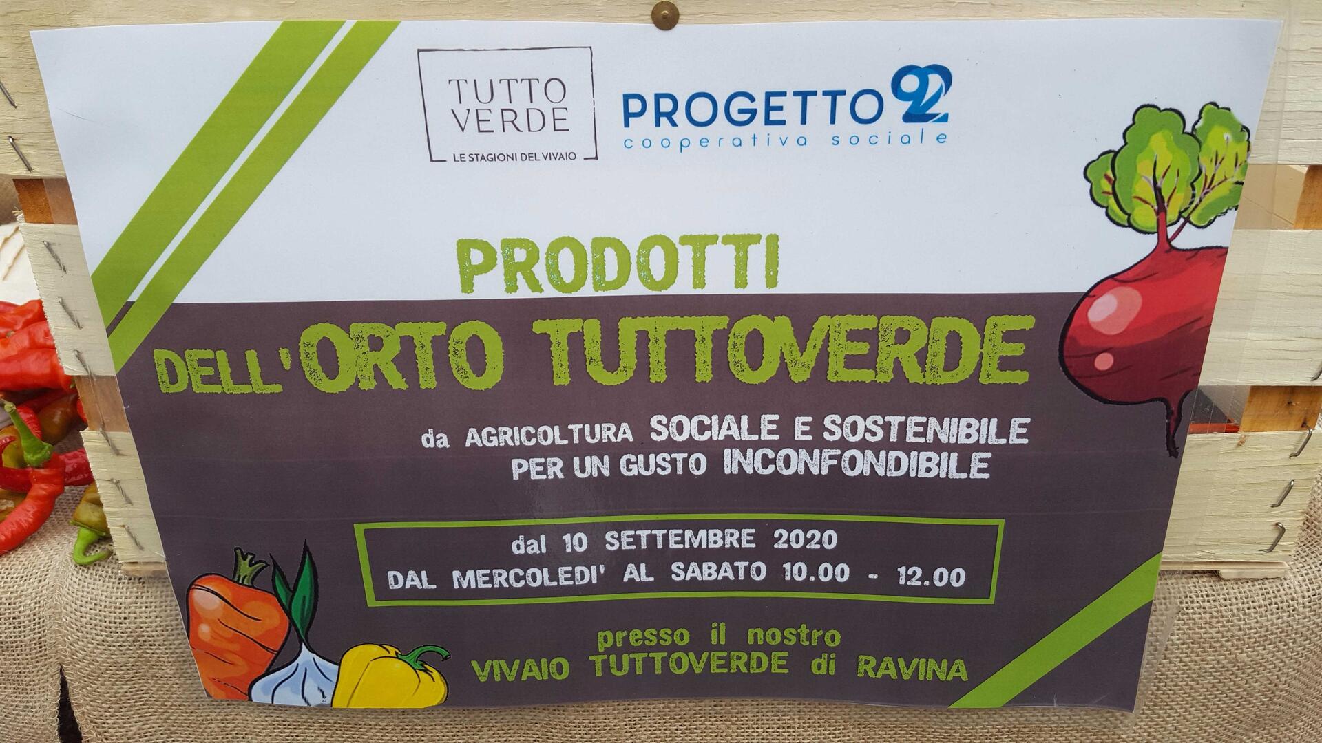 Ha aperto giovedì 10 settembre, al vivaio Tuttoverde il nuovo punto vendita di ortaggi biologici e a chilometro zero. Prodotti green ma anche social, perché coltivati da persone fragili che stanno compiendo un percorso di inserimento lavorativo o di avviamento al lavoro. Oltre ad acquistare prodotti freschi e di stagione i consumatori possono contribuire a costruire un “servizio su misura” per loro.Luca Sommadossi, presidente di Tuttoverde Impresa Sociale agricola: “il temporary shop è propedeutico all’avvio della produzione nella primavera 2021 dei terreni della Fondazione Crosina Sartori Cloch affidati in gestione ad un’associazione temporanea di impresa che unisce esperienze imprenditoriali agricole e competenze sociali. Nei prossimi due mesi cercheremo di capire quali sono i gusti green dei trentini, quali modalità di prenotazione e consegna preferiscono e anche le loro motivazioni sociali”.