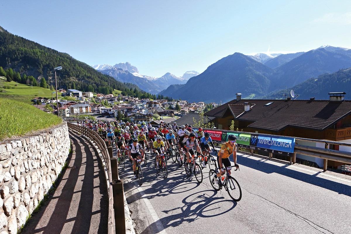 Passati i fondisti sul manto innevato di Fiemme e Fassa, il comitato Marcialonga pensa ora alla seconda apoteosi sportiva, la Marcialonga Craft di ciclismo in programma il 31 maggio. Le iscrizioni sono aperte, la tariffa di partecipazione di 38 euro (entro il 2 aprile) è allettante e il ritorno nel prestigioso circuito Alé Challenge - così come le conferme Zero Wind Show e Campionato Nazionale ACSI granfondo-mediofondo - garantiscono un gran numero di cicloamatori sulle strade trentine delle Valli di Fiemme e Fassa, con Predazzo quartier generale della manifestazione.