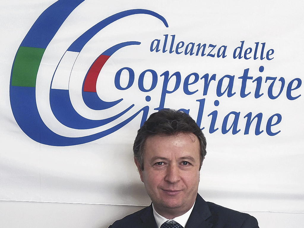 “Le cooperative agroalimentari sono impegnate in prima linea per continuare a garantire generi alimentari ai consumatori: le lavorazioni negli stabilimenti produttivi, dai caseifici alle grandi strutture ortofrutticole, non si sono mai interrotte, le cooperative si sono subito attivate per rafforzare i sistemi di sicurezza,  intensificando i controlli all’ingresso di magazzini e stabilimenti, facendo rispettare le adeguate distanze tra i lavoratori e attivando la misurazione della temperatura corporea all’ingresso”. Così Giorgio Mercuri, Presidente Alleanza Cooperative Agroalimentari rassicura in merito alla continuità delle lavorazioni alimentari nel nostro Paese. 