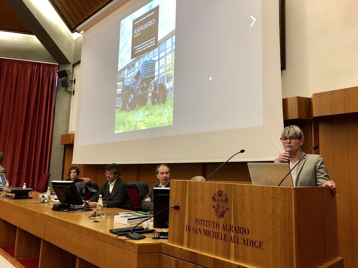 “Questo istituto è un fiore all’occhiello della Provincia autonoma di Trento. I giovani sono gli imprenditori del domani e dovranno collegarsi sempre più ai temi della sostenibilità, della sicurezza e dell’innovazione. Abbiamo tutta l’intenzione di coinvolgerli in quella che sarà la programmazione di questa Provincia. Vogliamo attivare un tavolo del verde young per permettere ai giovani di esprimersi sulle tematiche che gli stanno a cuore, per dialogare con coloro che sono anche portatori di nuove idee nel comparto agricolo”. Parole dell’assessore provinciale all’agricoltura, Giulia Zanotelli, intervenuta alla cerimonia di consegna dei 233 diplomi agli studenti che hanno concluso il percorso formativo lo scorso anno e a 50 alunni meritevoli. 