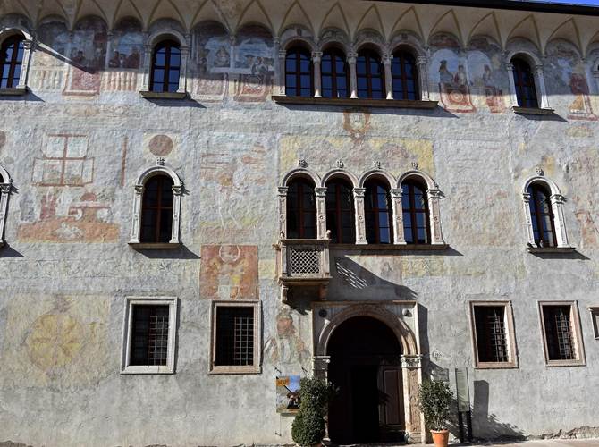 Andiamo su mArte L’espressione della propria identità e della propria storia può emergere in vari modi, ma quanto è potente quando avviene attraverso l’arte? Il progetto Andiamo su mArte cerca di dare ai giovani uno spazio in cui potersi esprimere e sperimentare anche la propria manualità.