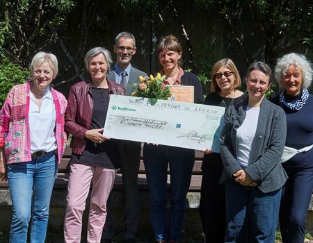 Foto by Gregor Khuen Belasi)  (d.s.a.d.) Martina Schullian, Marion Maier, Stefania Lusuardi (Gewinner Sonderpreis 2023), Ala Adzakdia (Gewinnerin Besondere Anerkennung), Elisabeth Prugger (Gewinnerin Agitu-Förderpreis 2023), Susanne Elsen, Monika Gross, Roland Furgler, Alessandra Piccoli