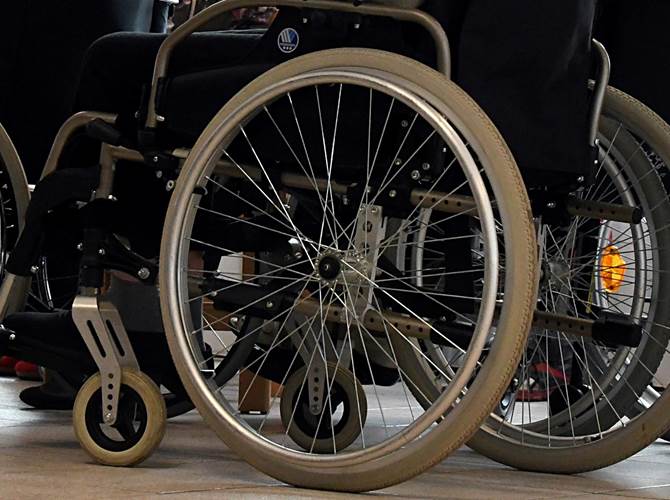 Approvato il Piano provinciale demenze Un approccio multidisciplinare, che ha come aspetto fondamentale, imprescindibile e trasversale a tutte le azioni, quello di riconoscere la persona nella sua totalità in ogni fase della malattia, dalla diagnosi al fine vita. E' questo il cuore del Piano provinciale demenze per la sedicesima legislatura, approvato dalla Giunta provinciale. Fra le novità il maggior risalto dato alla promozione di azioni di prevenzione della condizione di demenza, l’individuazione di uno specifico obiettivo volto a favorire la creazione di comunità accoglienti, nonché un obiettivo specifico legato alla pandemia da Coronavirus, per contrastare il disagio e l'isolamento del malato e del caregiver che se ne occupa.