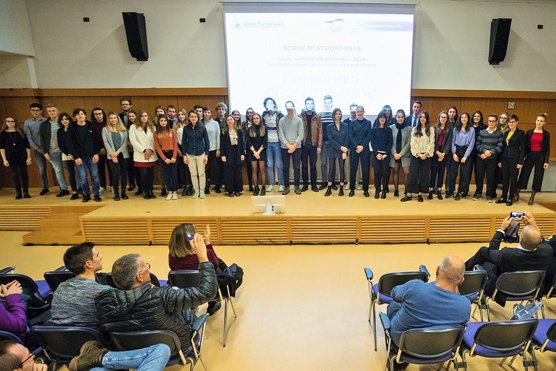 La sala polifunzionale della Cantina La-Vis ha ospitato la consegna dei premi di studio della Cassa Rurale Lavis-Mezzocorona-Valle di Cembra. Dalla prima edizione a oggi il riconoscimento ha premiato l’impegno e i risultati (spesso di eccellenza) di 1200 giovani. Un investimento di 700 mila euro in cultura e sapere.