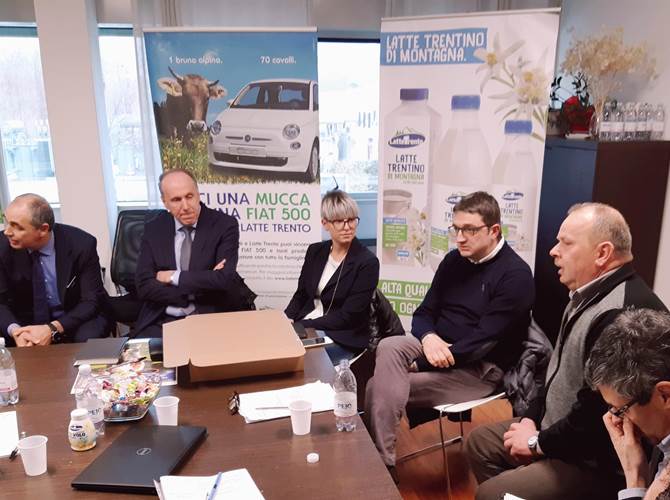 Delegazione della Provincia a Latte Trento Una regia pubblica autorevole e aperta al confronto con gli operatori per promuovere al meglio i prodotti trentini: è quanto ha proposto oggi il presidente della Provincia autonoma di Trento Maurizio Fugatti nel corso dell’incontro con i vertici di Latte Trento. “Il vostro lavoro – ha detto il presidente – rappresenta un valore per tutto il nostro sistema economico. Crediamo inoltre che il Trentino sia fortunato ad avere una cooperazione così radicata, con la quale, per il bene della comunità, vogliamo fare squadra”. All’incontro, nello stabilimento a Trento nord, hanno partecipato anche gli assessori Mario Tonina e Giulia Zanotelli e il direttore generale della Provincia autonoma di Trento Paolo Nicoletti.